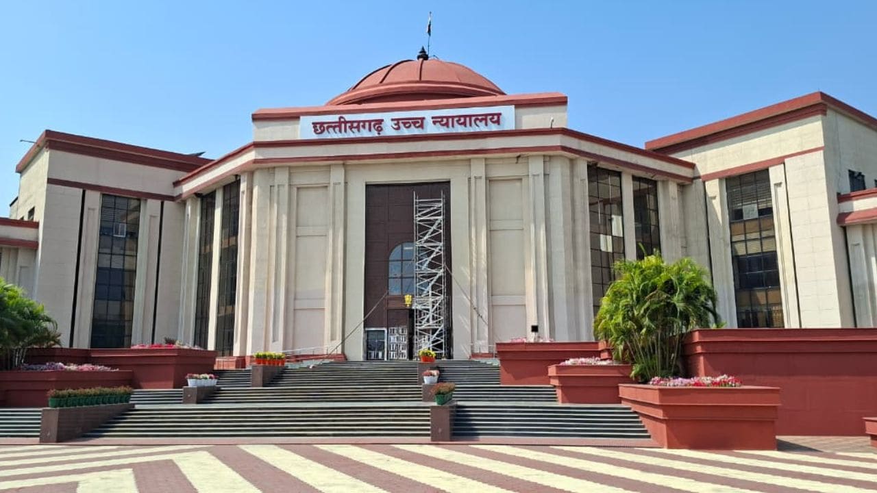 छत्तीसगढ़ HC की राज्य सरकार को फटकार, कहा- 6 महीने में नियुक्ति नहीं तो MBBS छात्रों का सर्विस बॉन्ड होगा खत्म'