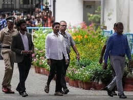 कोलकाता में रात 2.30 बजे पहुंची पुलिस, ममता बनर्जी की मौजूदगी में ली गई घर की तलाशी