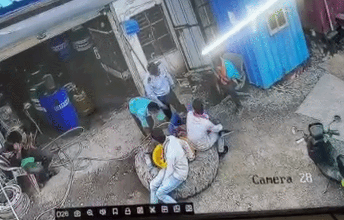 VIDEO: हवा भरते समय फटा जेसीबी का टायर, चार लोग हवा में उछले, एक की मौत