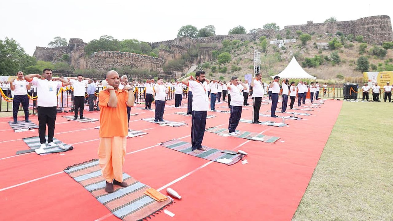 सीएम योगी ने झांसी में किया योगाभ्यास, पीएम मोदी की तारीफ, कहा-स्वस्थ शरीर के लिए योग जरूरी