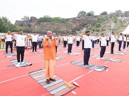 सीएम योगी ने झांसी में किया योगाभ्यास, पीएम मोदी की तारीफ, कहा-स्वस्थ शरीर के लिए योग जरूरी