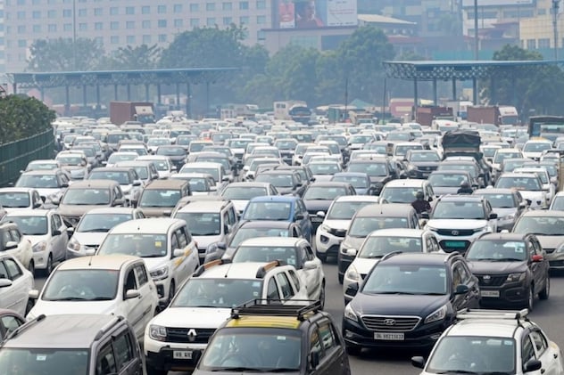 रिश्ता टूटने के बाद सनकी ने शादी का कार्ड बनाकर पड़ोसियों को भेजा, 500 KM दूर से लड़की के घर भेजीं 100 कारें