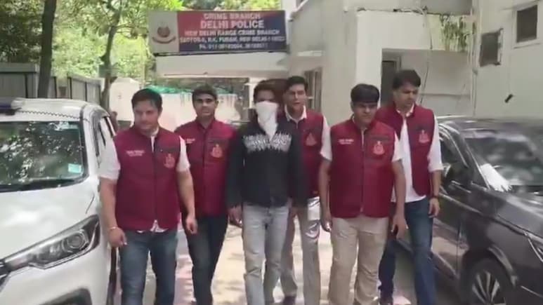 गैंगस्टर हाशिम बाबा का शार्प शूटर मुठभेड़ के बाद हरियाणा से गिरफ्तार, दिल्ली के कैफे मर्डर केस में था फरार