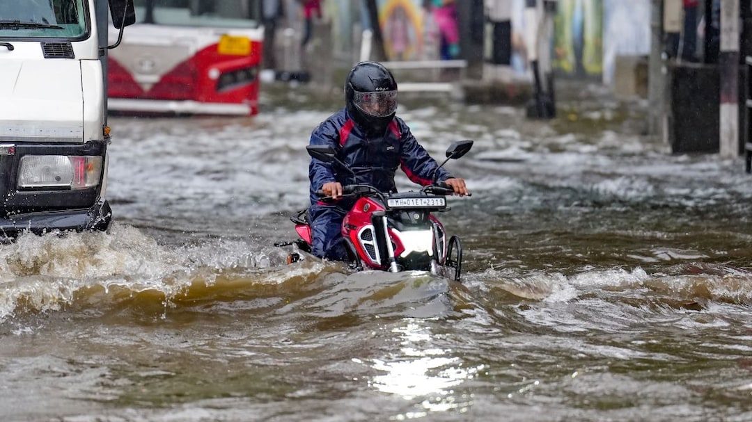 Mumbai Rain Orange Alert: मुंबईकरांनो सतर्क राहा! मुंबईत पावसाचा ऑरेंज अलर्ट जारी, ठिकठिकाणी साचलं पाणी