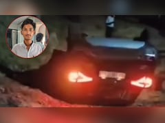 सनरूफ से बाहर निकला युवक, मोड़ पर पलटी तेज रफ्तार कार, नेवी की परीक्षा देकर लौट रहे युवक की मौत, 4 दोस्त घायल