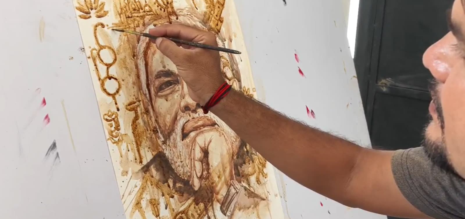 PM Modi Tea Portrait: तस्वीर बनाते हुए राहुल लोहार PM Modi Tea Portrait: तस्वीर बनाते हुए राहुल लोहार