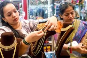 हफ्ते में सोना 6400 तो चांदी 14 हजार से ज्यादा टूटी, खरीदने से पहले जान लीजिए एक्सपर्ट की बाइंग टिप्स