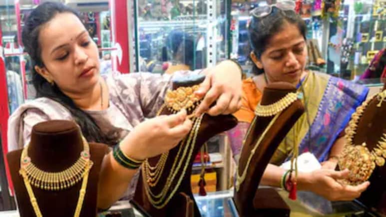 सोना 6400 तो चांदी 14 हजार से ज्यादा टूटी, खरीदने से पहले जान लीजिए एक्सपर्ट की बाइंग टिप्स