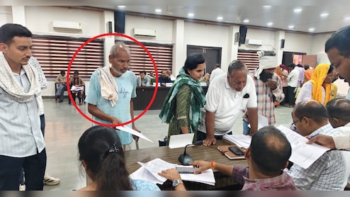 सिस्टम ने मार डाला: जिंदा बुजुर्ग पोर्टल पर मृत घोषित; हरदा में 6 महीने से दफ्तरों के काट रहा चक्कर