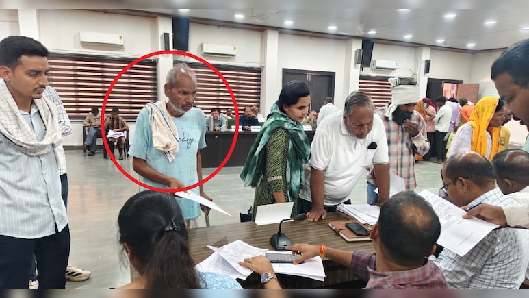 सिस्टम ने मार डाला: जिंदा बुजुर्ग पोर्टल पर मृत घोषित; हरदा में 6 महीने से दफ्तरों के काट रहा चक्कर
