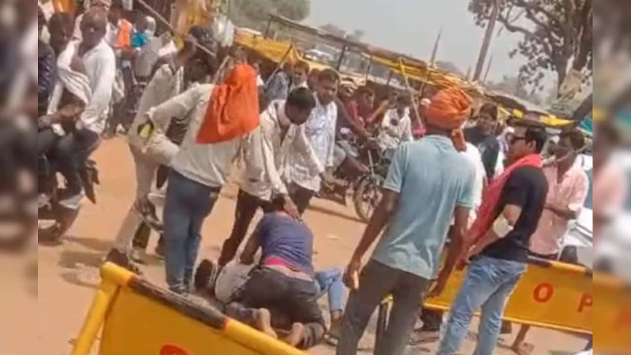 मंदिर परिसर में 'गुंडागर्दी': देवतालाब मेले में युवक को लाठी-डंडों से पीटा, देखते रहे लोग