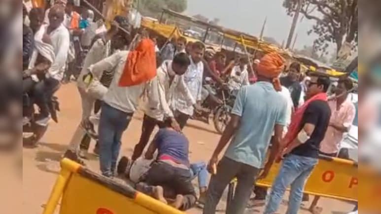 मंदिर परिसर में 'गुंडागर्दी': देवतालाब मेले में युवक को लाठी-डंडों से पीटा, देखते रहे लोग
