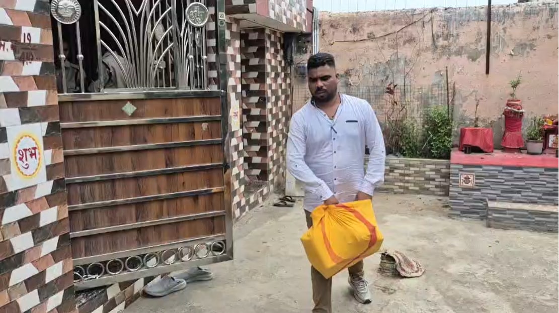 EOW Raid: दस्तावेज ले जाते हुए EOW Raid: दस्तावेज ले जाते हुए