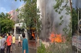 इंदौर के इलेक्ट्रिक वाहन शोरूम में लगी आग; 6 परिवारों के 20 लोग फंसे, सभी को सुरक्षित निकाला गया