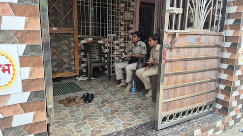 EOW की बलौदा बाजार में रेड, शराब ठेकेदार अहिंदर सिंह बलिहार के घर छापा; दस्तावेज जब्त