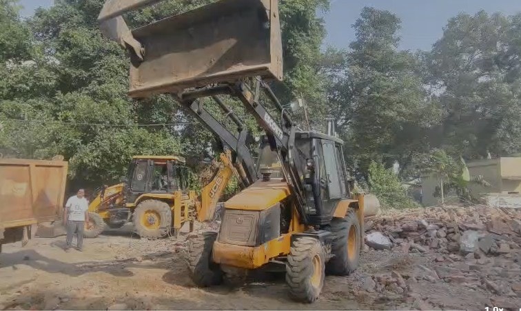 सीतापुर में सपा दफ्तर पर चलता बुलडोजर. सीतापुर में सपा दफ्तर पर चलता बुलडोजर.