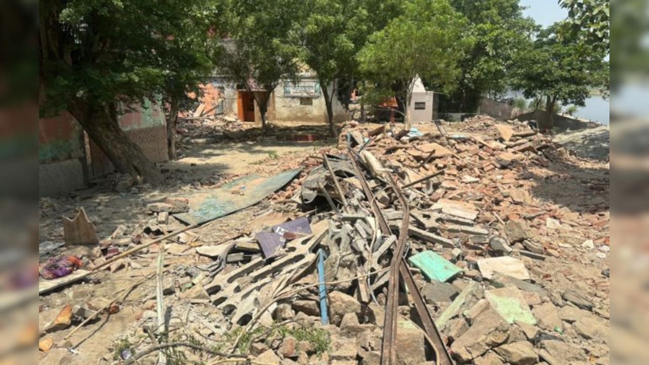यमुना किनारे की बस्तियों पर चला बुलडोजर; 300 से ज्यादा परिवार बेघर, आंखों के सामने ढह गए आशियाने 