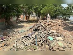 यमुना किनारे की बस्तियों पर चला बुलडोजर; 300 से ज्यादा परिवार बेघर, आंखों के सामने ढह गए आशियाने 