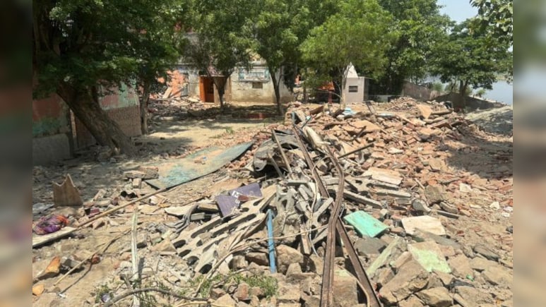 यमुना किनारे की बस्तियों पर चला बुलडोजर; 300 से ज्यादा परिवार बेघर, आंखों के सामने ढह गए आशियाने&nbsp;