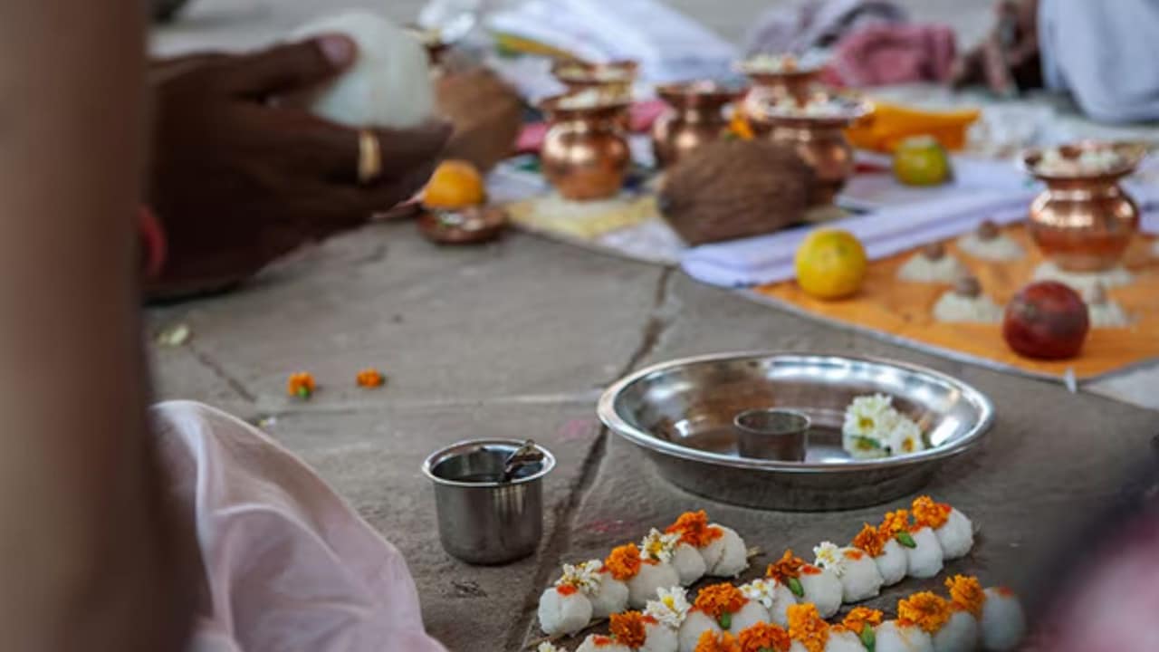 Pitru Paksha 2026: इस साल कब से शुरू होगा पितृ पक्ष? जान लीजिए सही तारीख और क्या करें, क्या नहीं