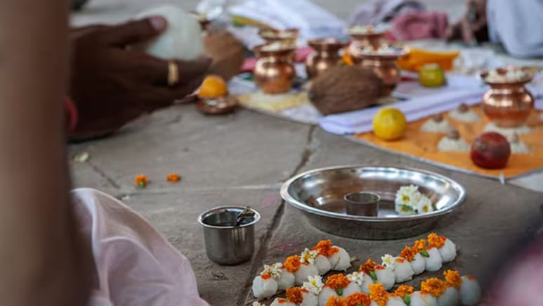 Pitru Paksha 2026: इस साल कब से शुरू होगा पितृ पक्ष? जान लीजिए सही तारीख और क्या करें, क्या नहीं