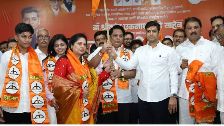 डोंबिवलीच्या राजकारणात मोठी घडामोड! भाजपच्या 4 माजी नगरसेवकांसह शेकडो कार्यकर्ते शिवसेनेत