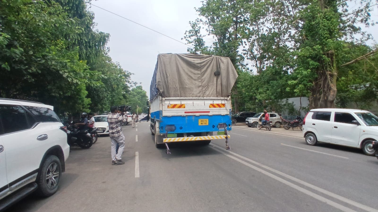 सामानों को अभी नए आवास पर नहीं ले जाया जा रहा