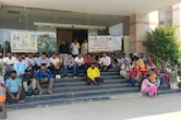 भिवाड़ी नगर परिषद में काम ठप, आयुक्त समेत सभी कर्मचारी धरने पर बैठे; अधिकारी से मारपीट के बाद फूटा गुस्सा
