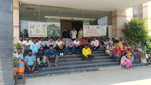 भिवाड़ी नगर परिषद में काम ठप, आयुक्त समेत सभी कर्मचारी धरने पर बैठे; अधिकारी से मारपीट के बाद फूटा गुस्सा