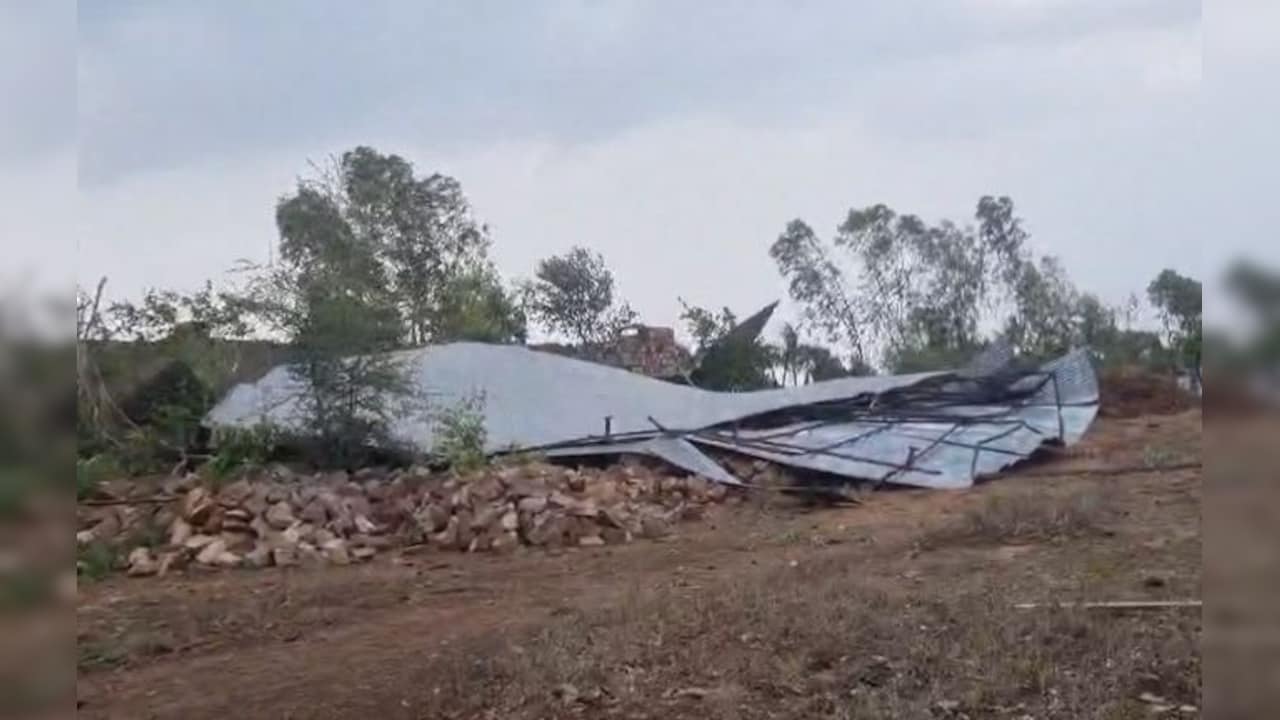 आंधी से बचने के लिए टिन शेड का लिया सहारा, दीवार गिरने से दो महिला समेत तीन की मौत