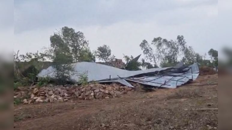 आंधी से बचने के लिए टिन शेड का लिया सहारा, दीवार गिरने से दो महिला समेत तीन की मौत