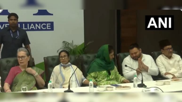 दिल्ली में 'इंडिया' ब्लॉक की बैठक शुरू, SP सांसद बोले- "चुनौती बड़ी, छोटे हितों को त्यागना पड़ेगा"