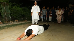 सीएम भजनलाल शर्मा ने पत्&zwj;नी के साथ ग&zwj;िर&zwj;िराज जी पर&zwj;िक्रमा की, दंडवत से की शुरुआत