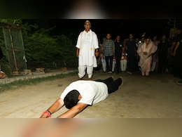 सीएम भजनलाल शर्मा ने पत्&zwj;नी के साथ ग&zwj;िर&zwj;िराज जी पर&zwj;िक्रमा की, दंडवत से की शुरुआत
