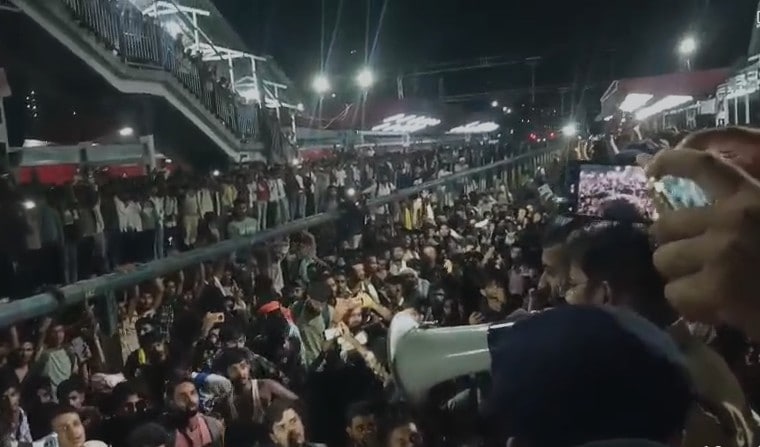 आक्रोशित छात्रों को समझाने की कोशिश में जुटे पुलिस अधिकारी. आक्रोशित छात्रों को समझाने की कोशिश में जुटे पुलिस अधिकारी.