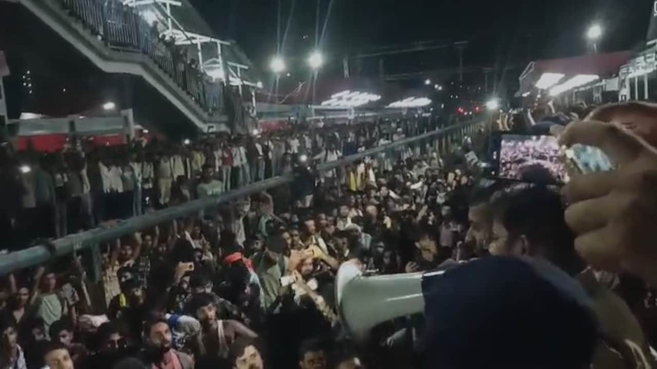 छात्रों की भारी भीड़, बार-बार चेन पुलिंग, और फिर पथराव... 5 वीडियो में जानें पाटलिपुत्र स्टेशन पर हुए हंगामे की पूरी कहानी