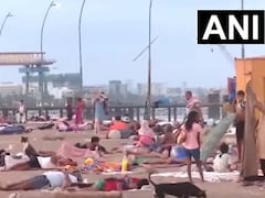33 डिग्री वाली गर्मी को मात देने के लिए मुंबई वालों का जुगाड़, समुद्र किनारे सो रहे लोग