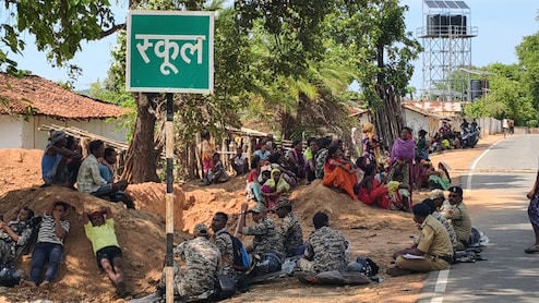 &nbsp;नारायणपुर में धर्म बदलने वाले 26 परिवारों का 'गांव निकाला', श्मशान घाट के पास पुलिस के साये में कटेगी रात