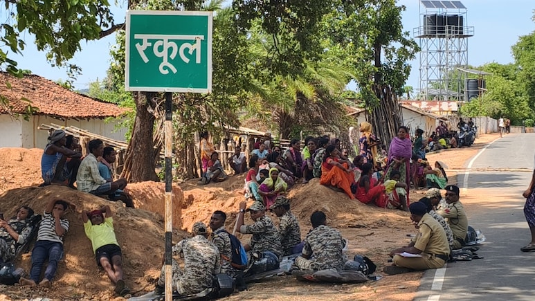 &nbsp;नारायणपुर में धर्म बदलने वाले 26 परिवारों का 'गांव निकाला', श्मशान घाट के पास पुलिस के साये में कटेगी रात