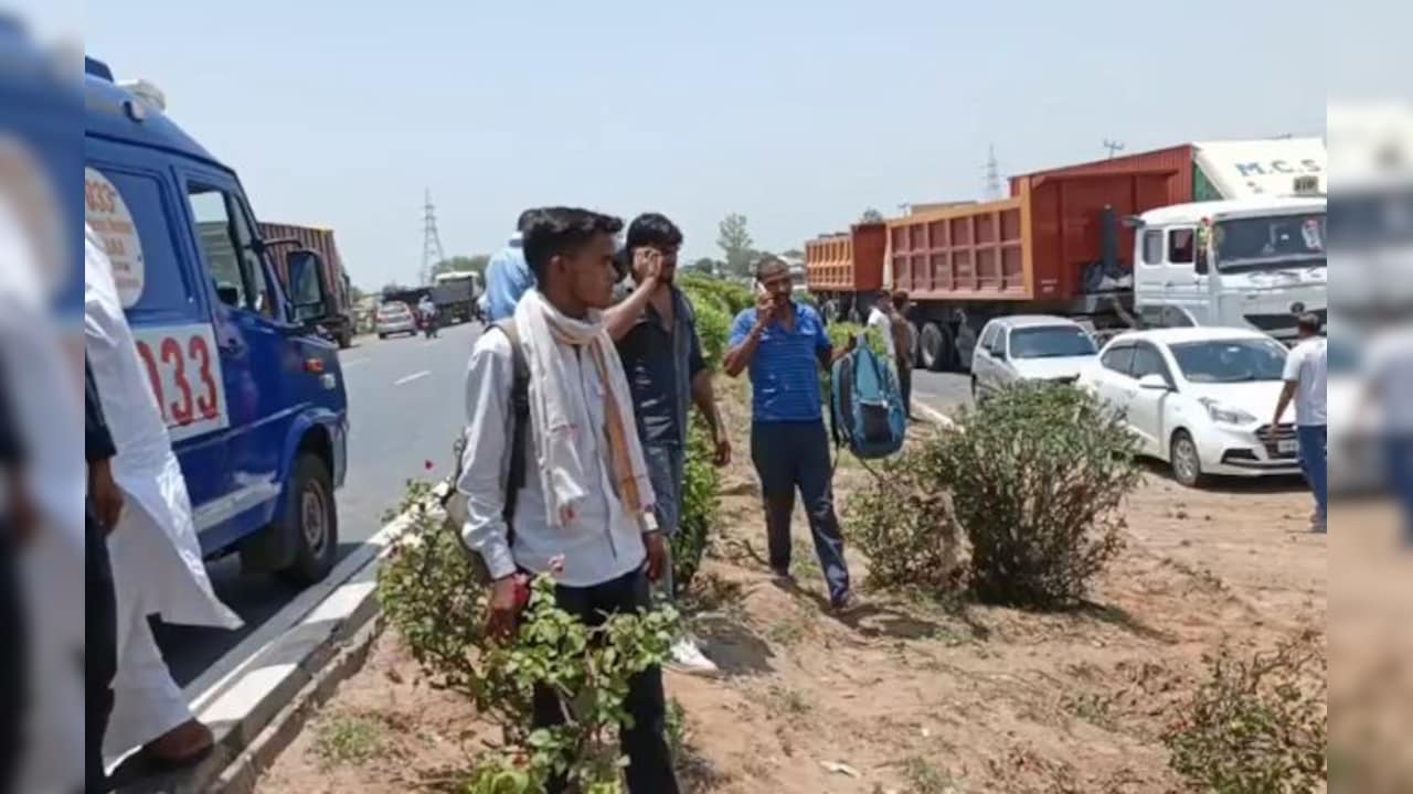 मथुरा: अनियंत्रित होकर पलटी बस, दो महिलाओं की मौत, 15 लोग गं