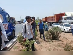 मथुरा: अनियंत्रित होकर पलटी बस, दो महिलाओं की मौत, 15 लोग गंभीर घायल