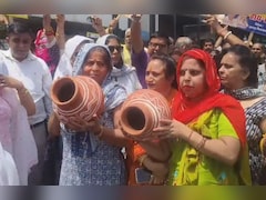 दिल्ली में पानी की किल्लत,  चिलचिलाती धुप में लोगों ने किया मटका फोड़ प्रदर्शन 