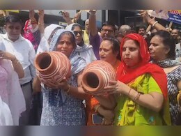 दिल्ली में पानी की किल्लत, &nbsp;चिलचिलाती धुप में लोगों ने किया मटका फोड़ प्रदर्शन&nbsp;