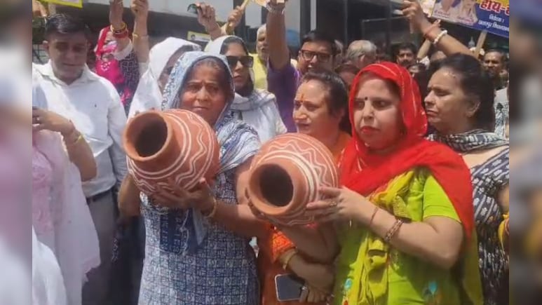 दिल्ली में पानी की किल्लत, &nbsp;चिलचिलाती धुप में लोगों ने किया मटका फोड़ प्रदर्शन&nbsp;