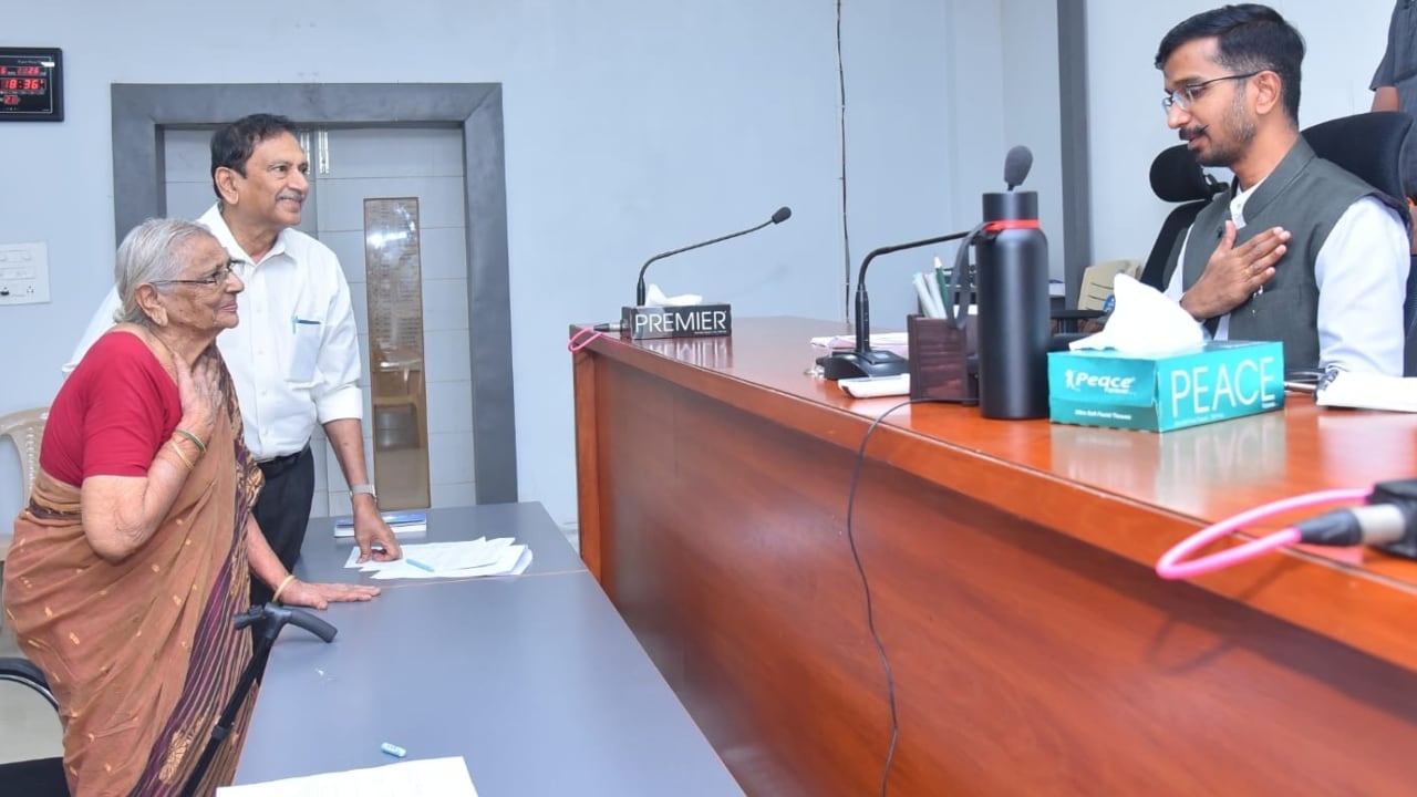 आंध्र प्रदेश के बापटला जिले के कलेक्टर के कार्यालय में सुनवाई में बेटे के साथ मौजूद कोंड्रागुंटा महालक्ष्मम्मा.