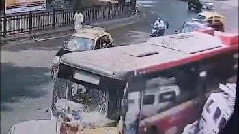 Mumbai Tragedy: BEST Bus Crashes Into Several Vehicles In Dadar Area; One Killed, Three Injured | Watch