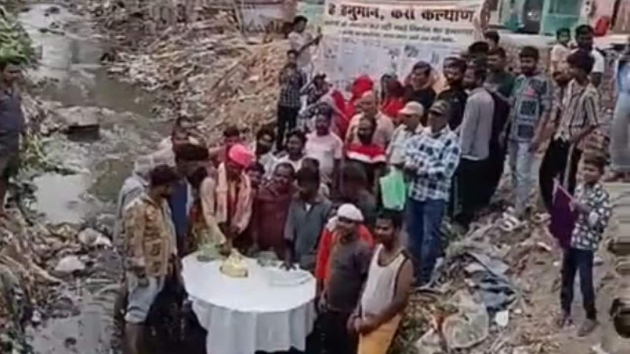 आगरा में भाजपा पार्षद ने नाले में खड़े होकर काटा केक , नाला सफाई न होने पर अनोखा विरोध, VIDEO वायरल