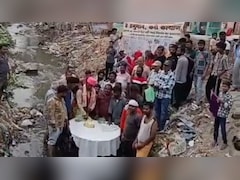आगरा में भाजपा पार्षद ने नाले में खड़े होकर काटा केक , नाला सफाई न होने पर अनोखा विरोध, VIDEO वायरल