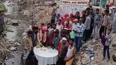 आगरा में भाजपा पार्षद ने नाले में खड़े होकर काटा केक , नाला सफाई न होने पर अनोखा विरोध, VIDEO वायरल