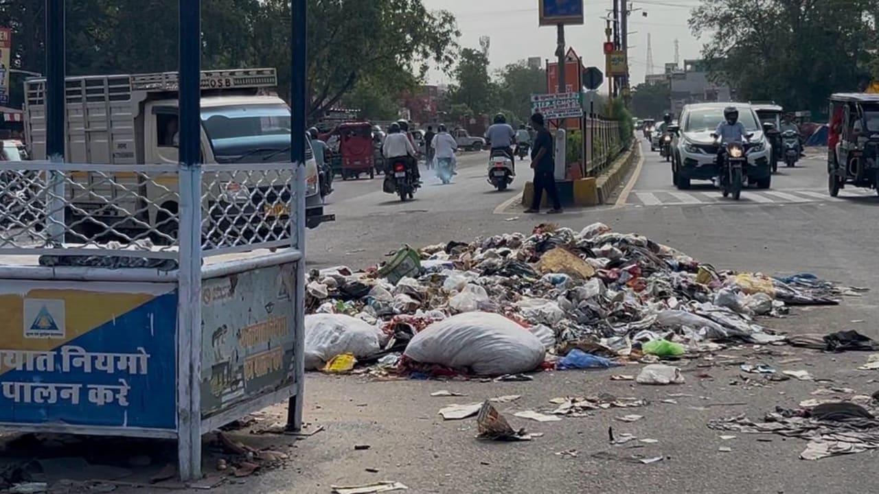 जयपुर में पॉश इलाकों से लेकर रेलवे स्टेशन तक पसरी गंदगी, सफाई कर्मचारियों की हड़ताल से बिगड़े हालात